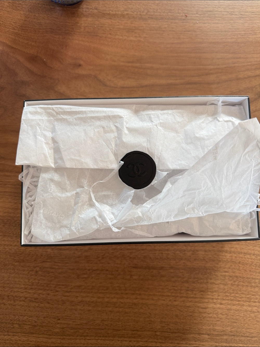 CHANEL Cream Box with Black Logo - Picture 6 of 9